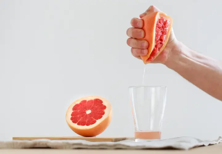 Czy grejpfrut obniża cholesterol? Jak ten owoc wspiera zdrowie serca