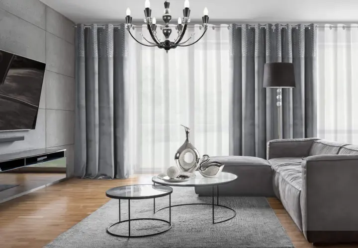 Inspirujące aranżacje zasłon do salonu - modne style i wzory