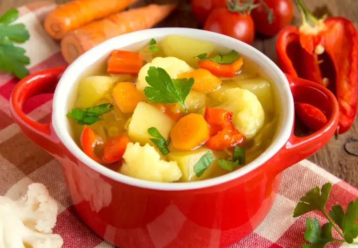 Ile kalorii ma zupa jarzynowa i jak wpływa na Twoją dietę? Fakty i liczby