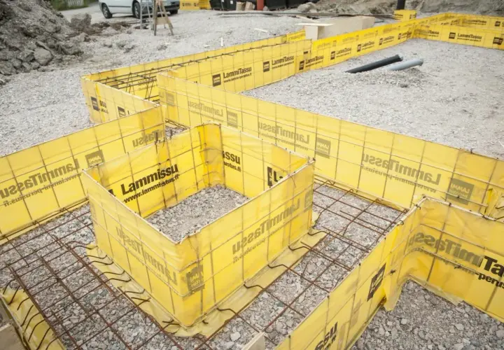 Szalunek tracony ławy fundamentowej: zalety i zastosowanie