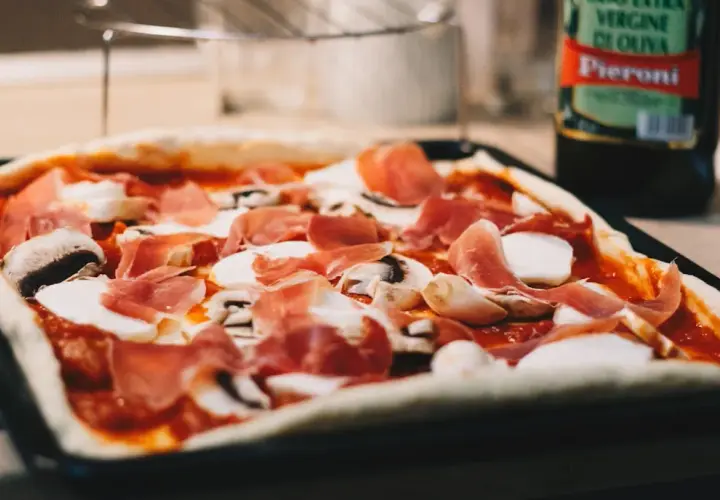 Jak się robi pizzę domową - prosty przepis na idealne ciasto i dodatki