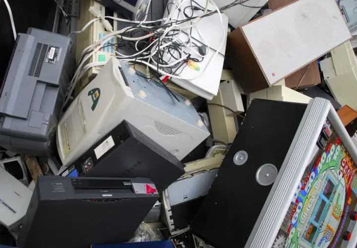 Gdzie wyrzucić elektrośmieci w Warszawie? Kompletny przewodnik