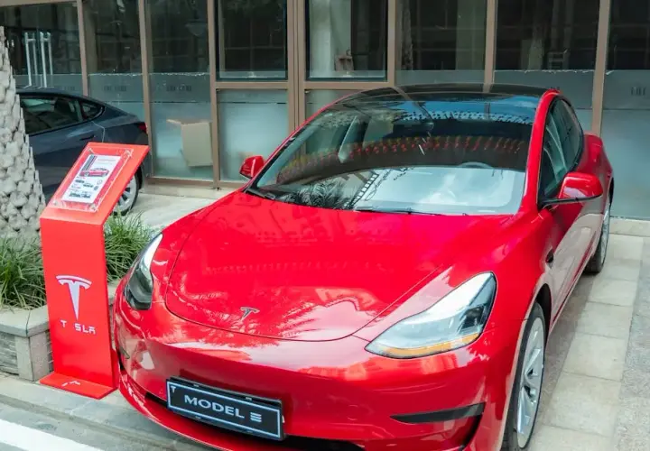 Tesla performance: czym wyróżnia się ta wersja modelu?