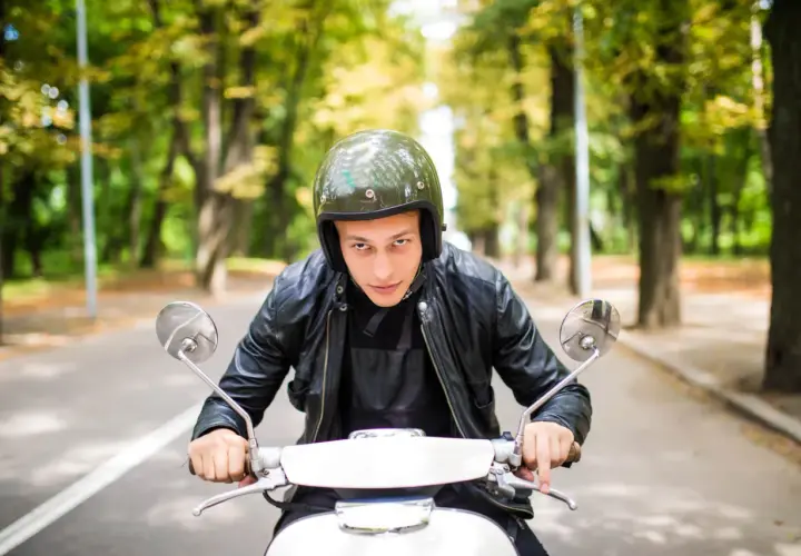 Jaki kask na motorower? Wybierz najbezpieczniejszy model dla siebie
