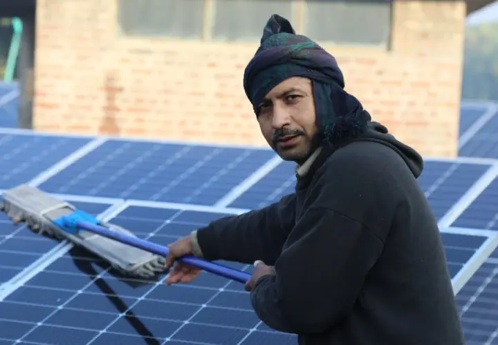 Instalacja PV na dachu Ile kosztuje dach fotowoltaiczny