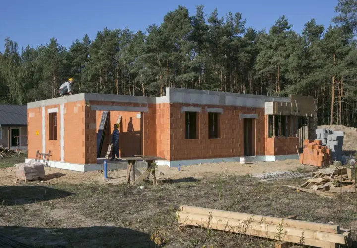 Porównanie materiałów budowlanych: co wybrać, aby zaoszczędzić?
