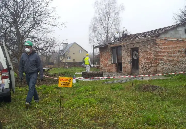 Co zrobić z eternitem zdjętym z dachu? Bezpieczne usunięcie i utylizacja