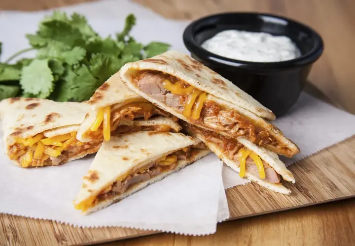 Pyszna quesadilla z szarpaną wieprzowiną - przepis, który zachwyca