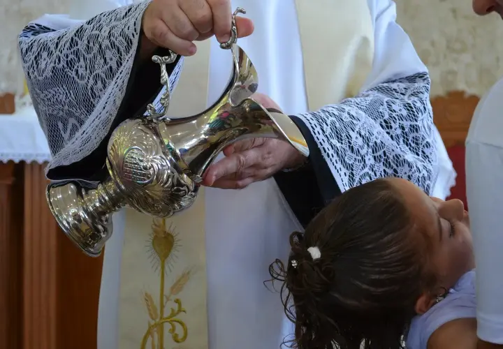 Jak wygląda chrzest bez mszy? Różnice i istotne obrzędy