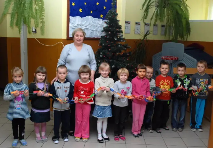 Jak elegancko ubrać dziecko na choinkę szkolną: praktyczne wskazówki