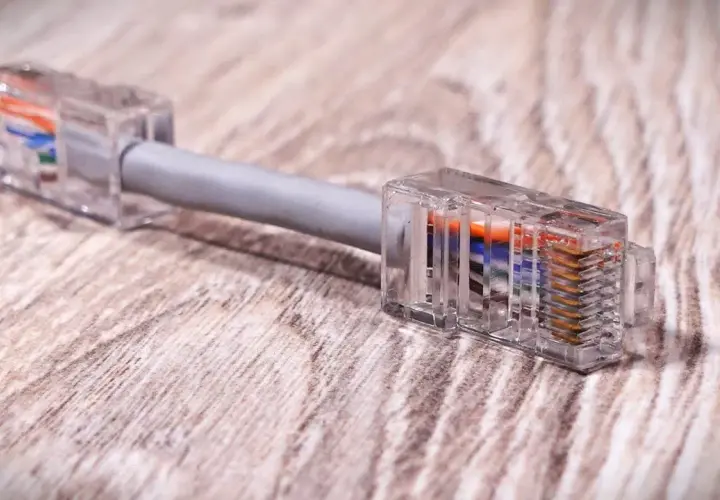 Jak zacisnąć kabel internetowy: proste kroki, by uniknąć błędów