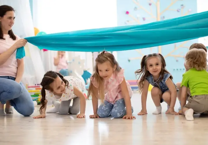 Co to za zabawa? Poznaj jej rodzaje, funkcje i znaczenie