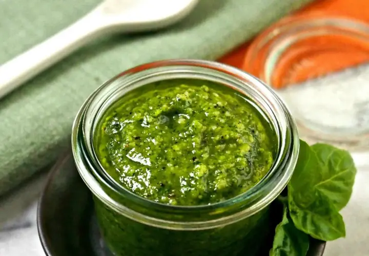 Pesto co to? Poznaj składniki, historię i zastosowanie tego sosu