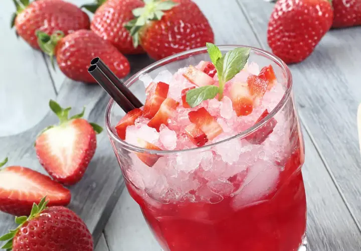 Pyszny drink z mrożonych truskawek i wódki, który orzeźwia każdego