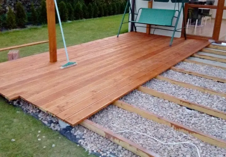 Jak zbudować taras drewniany na gruncie: 9 kluczowych kroków