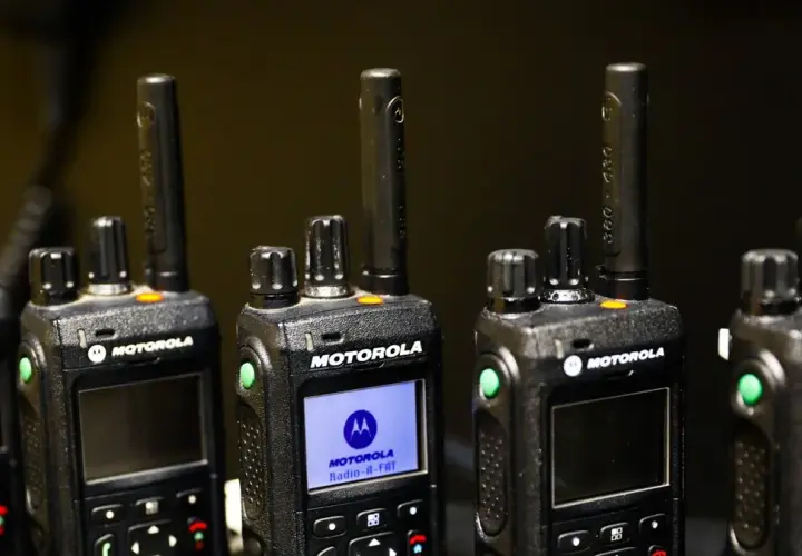 Częstotliwości na jakich nadaje policja: aspekty techniczne i prawne