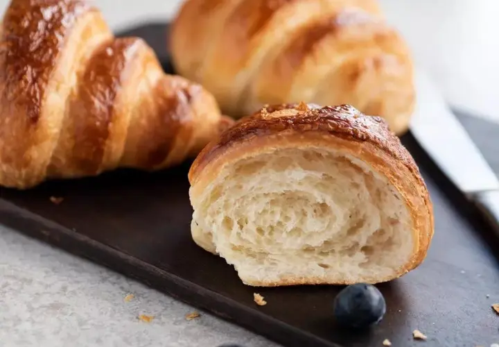 Z czym zrobić ciasto francuskie na słodko? Przepisy na pyszne desery