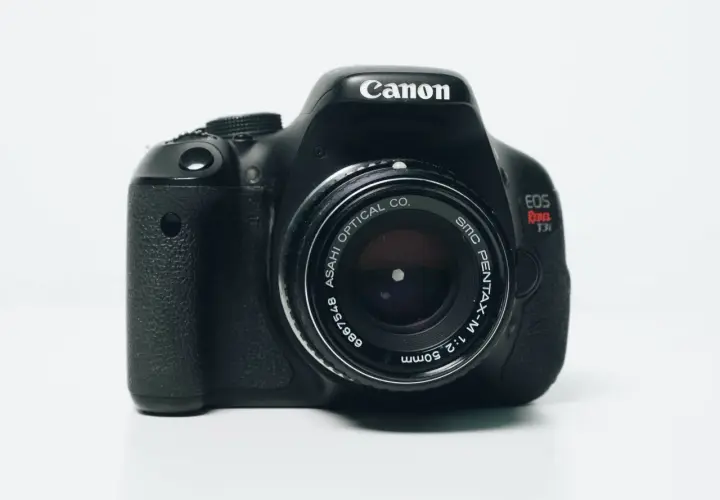 Jak szybko i bez problemów zgrać zdjęcia z aparatu Canon na komputer – poradnik krok po kroku