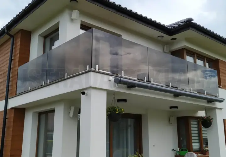 Balustrada szklana na balkon: montaż, zalety i inspiracje