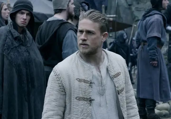 Obsada filmu Król Artur: Legenda miecza - Hunnam, Law i inni