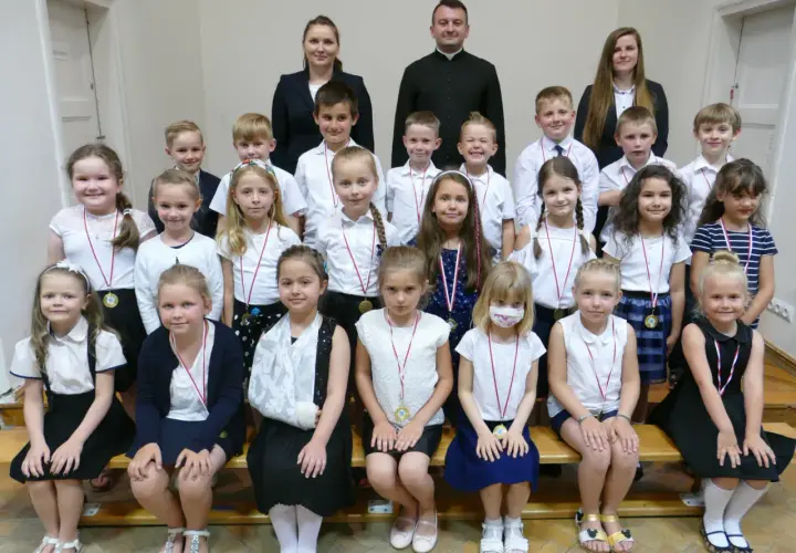 Jak ubrać dziecko na zakończenie przedszkola: 5 sprawdzonych stylizacji