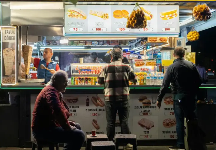 Ile zarabia się w kebabie? Sprawdź, co wpływa na zarobki