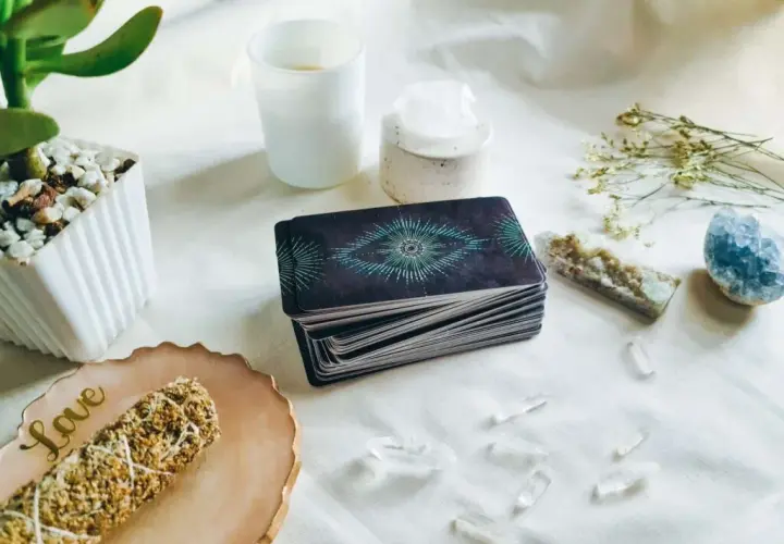Co to tarot? Odkryj tajemnice kart i ich znaczenie w wróżeniu