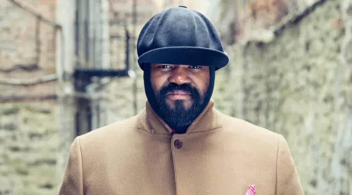 Dlaczego Gregory Porter nosi czapkę? Ciekawe powody i znaczenie stylu.