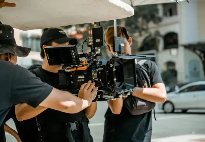 Skuteczne filmy promocyjne – jak stworzyć przyciągające filmy reklamowe