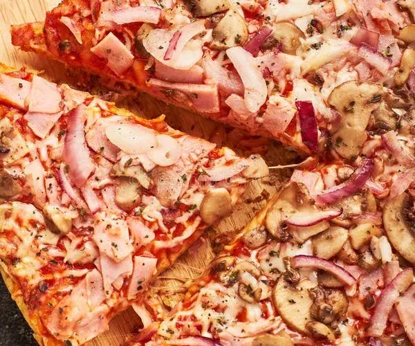 Jak długo piec pizzę mrożoną, aby uniknąć rozczarowania smakiem?
