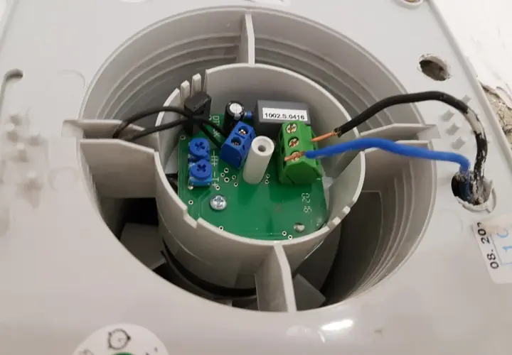 Prosty montaż wentylatora łazienkowego z czujnikiem wilgoci krok po kroku