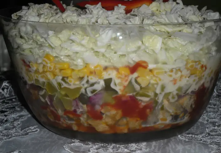 Sałatka gyros jak układać warstwy, aby uniknąć błędów i zachwycić smakiem