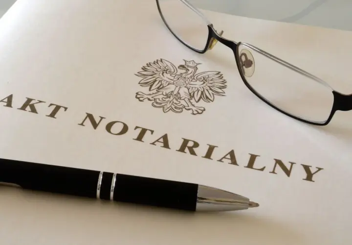 Ile kosztuje przepisanie ziemi u notariusza? Sprawdź ukryte opłaty