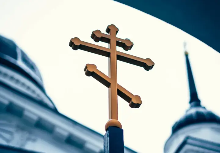 Czy katolik może nosić krzyż prawosławny? Odkryj kontrowersje i zasady