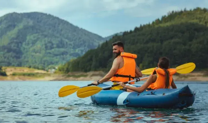 Jaki kajak pneumatyczny wybrać? Porównanie modeli i ich cech
