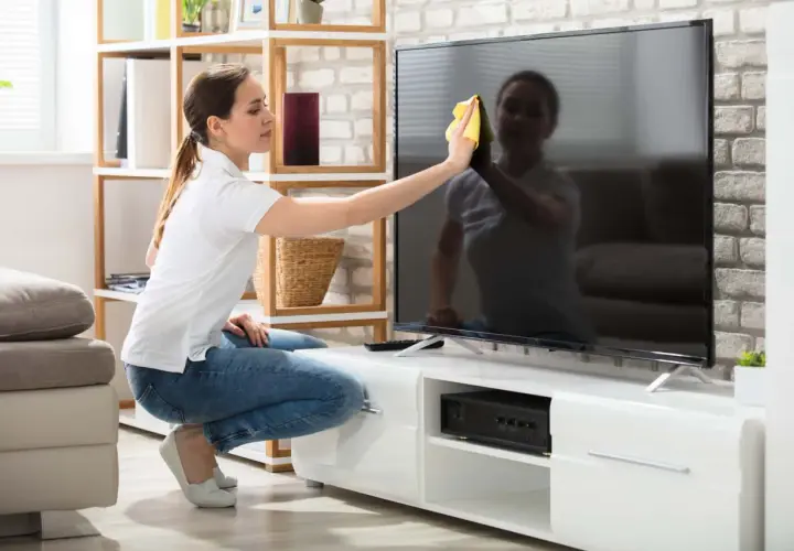 Jak skutecznie czyścić telewizor QLED, aby uniknąć uszkodzeń
