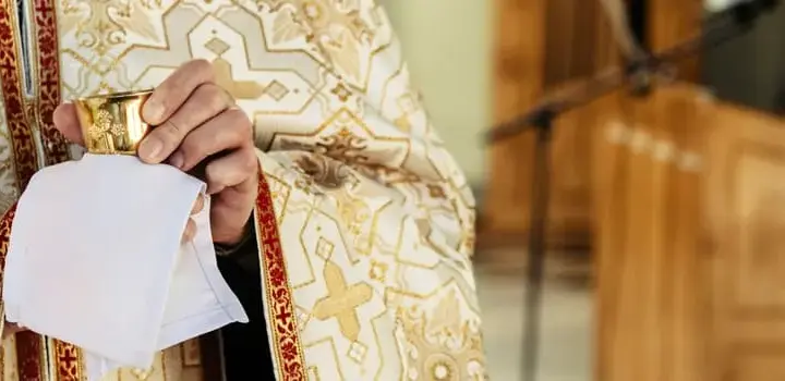 Czy ksiądz może odmówić chrztu nieślubnemu dziecku? Zasady i konsekwencje