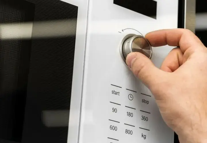 Jak włączyć rozmrażanie w mikrofali: 5 prostych kroków