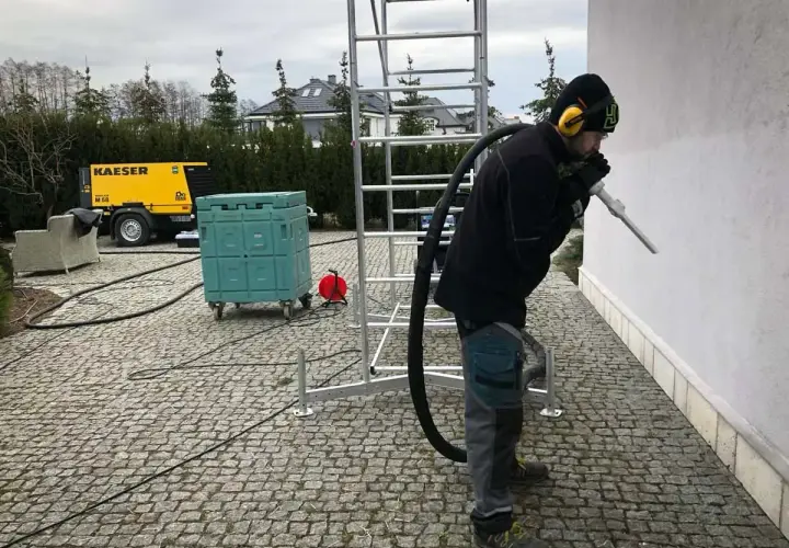 Skuteczne czyszczenie elewacji z błota: proste metody i sprawdzone sposoby