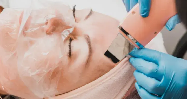 Co daje peeling kawitacyjny? Zobacz efekty i korzyści dla skóry