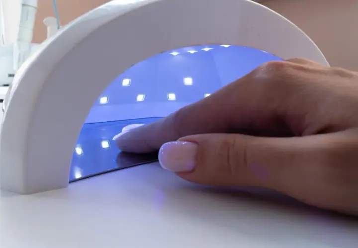 Lampa do paznokci jaka moc? Wybierz optymalną moc dla idealnych paznokci