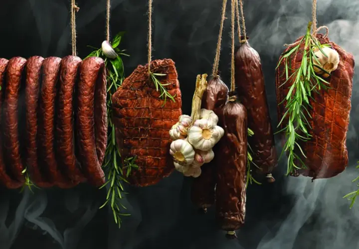 Czy kiełbasa to wędlina? Odkryj zaskakujące fakty o mięsie