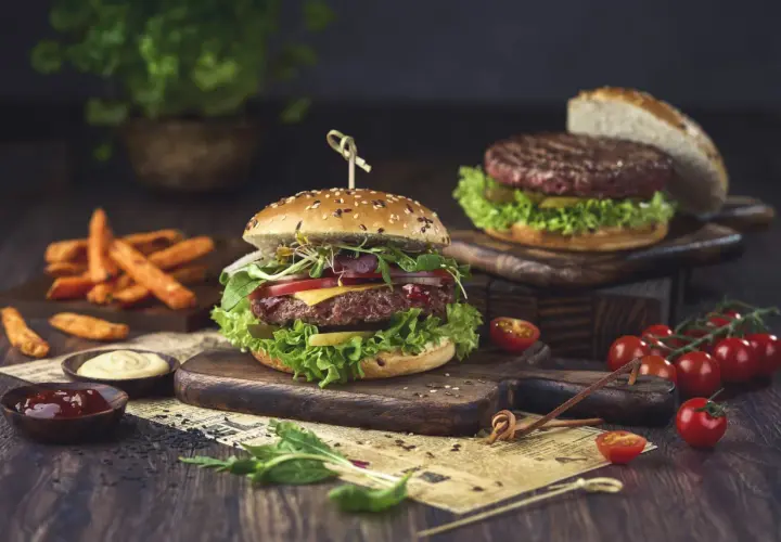 Skąd pochodzą hamburgery? Zaskakująca historia ich powstania