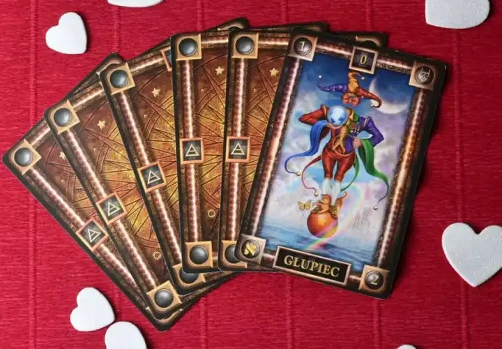 Głupiec tarot znaczenie: odkryj tajemnice i interpretacje karty
