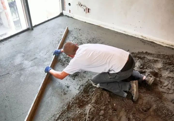 Ile zaprawy samopoziomującej na m2? Sprawdź, jak obliczyć potrzebną ilość