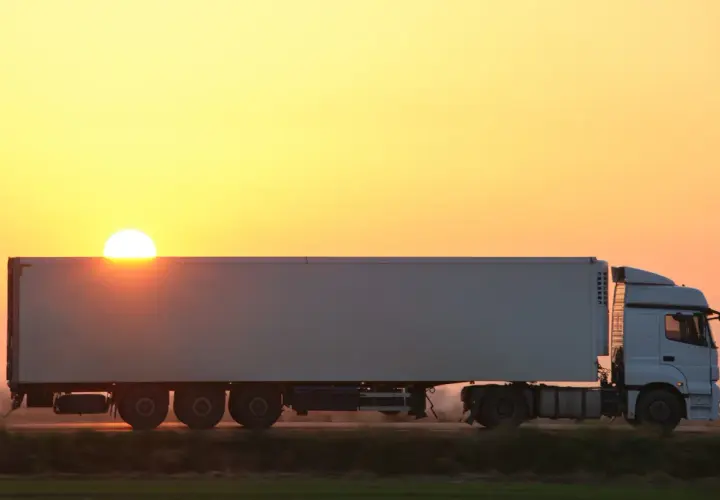 Naczepa BDE - co to jest i jak zwiększa wydajność transportu?