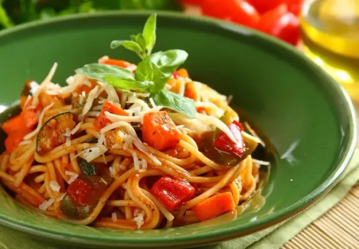 Pyszne spaghetti z cukinią i papryką, które zachwyci każdego smakosza