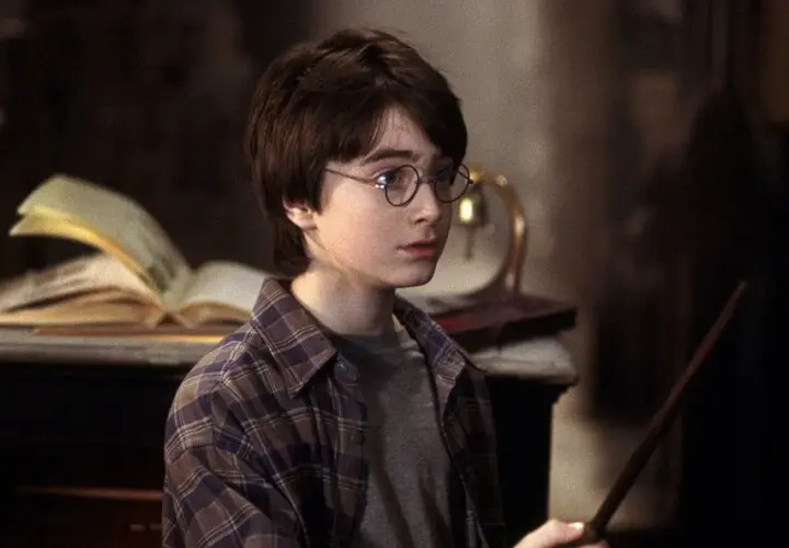 Ile lat ma Harry Potter i dlaczego jego wiek ma znaczenie w serii?