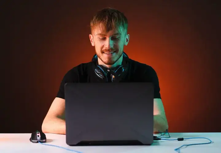 Przesądy w grach online: szczęśliwe rytuały i pechowe nawyki