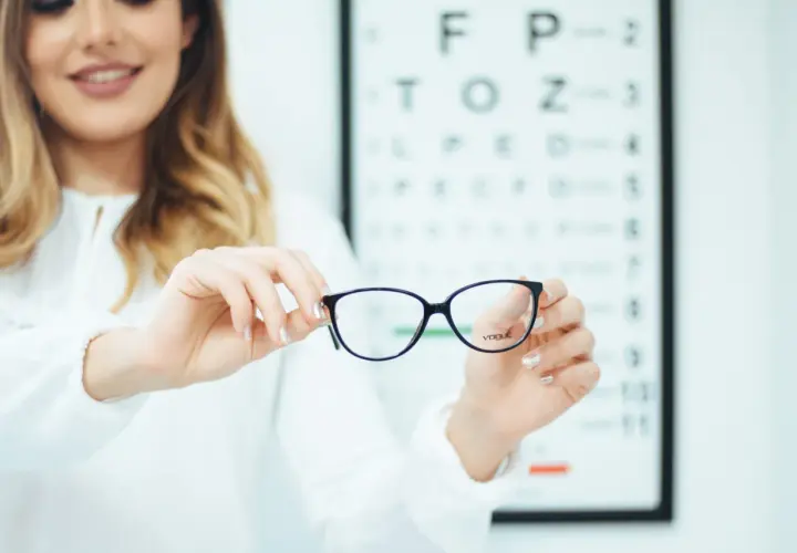 Astygmatyzm: kiedy nosić okulary, aby poprawić widzenie?